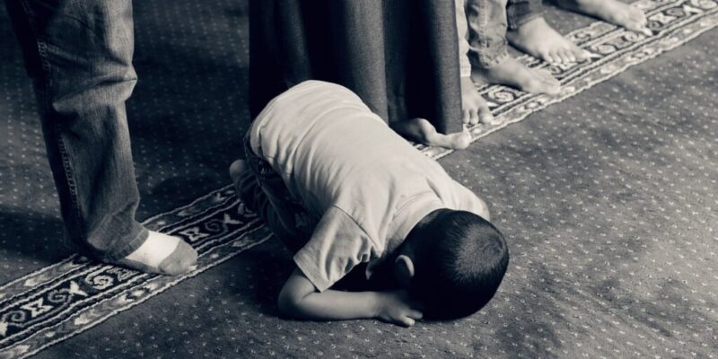 kid praying muslim islam faith 1077793
